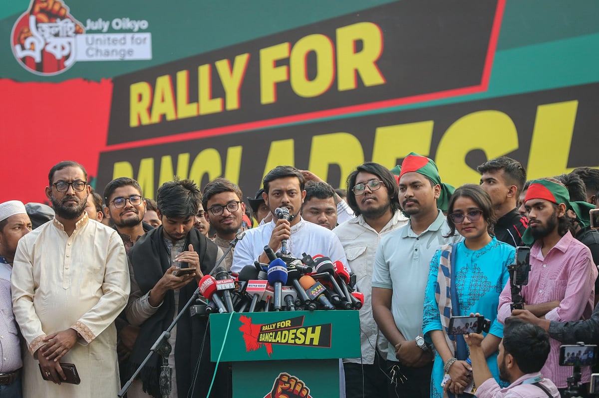 ‘জুলাই ঐক্য’ আয়োজিত কর্মসূচিতে বক্তব্য দেন এনসিপির মুখ্য সমন্বয়ক নাসীরুদ্দীন পাটওয়ারী। কেন্দ্রীয় শহীদ মিনার, ঢাকা, ৭ ফেব্রুয়ারি ২০২৬