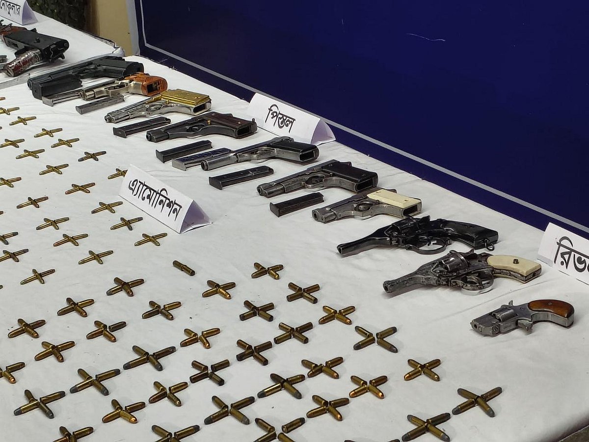 ঢাকার উত্তর বাড্ডার এক বাড়ি থেকে গতকাল আগ্নেয়াস্ত্র ও গুলি উদ্ধার করেছে সেনাবাহিনীর নেতৃত্বাধীন যৌথবাহিনীর একটি বিশেষ দল