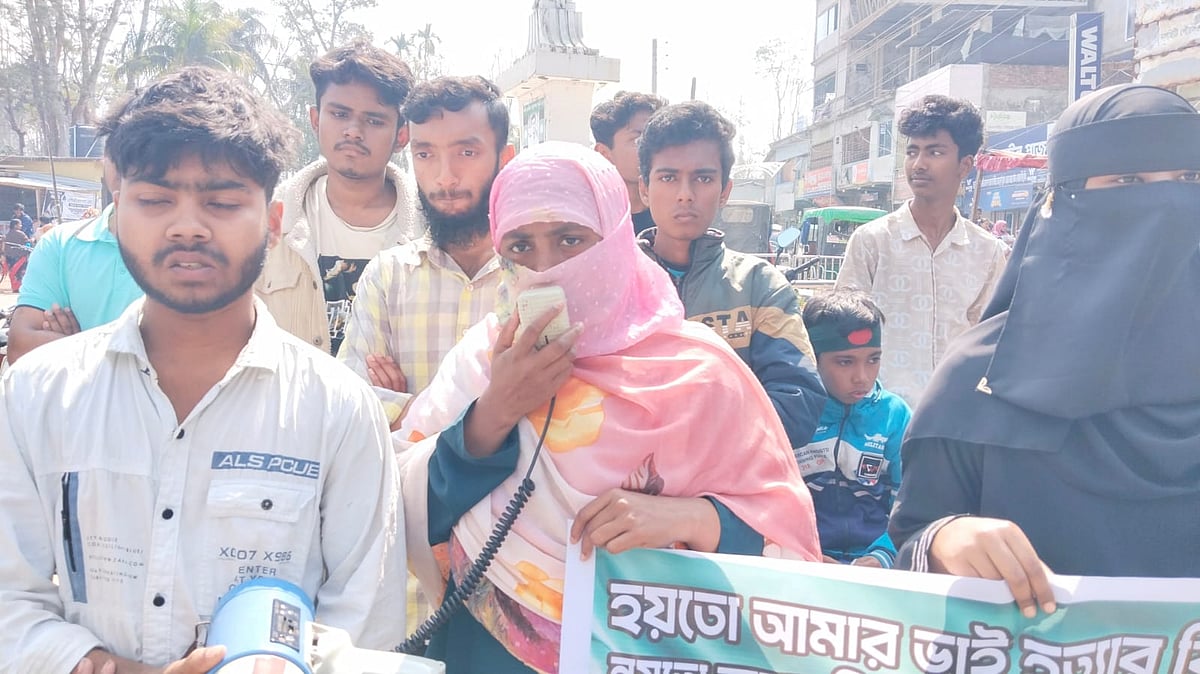 ঝালকাঠির নলছিটি পৌর শহরের বাসস্ট্যান্ড এলাকায় এক বিক্ষোভ মিছিল শেষে সংক্ষিপ্ত সমাবেশে বক্তব্য দেন  ইনকিলাব মঞ্চের আহ্বায়ক শহীদ শরিফ ওসমান হাদির বোন মাসুমা হাদি। শনিবার বেলা সাড়ে ১১টার দিকে