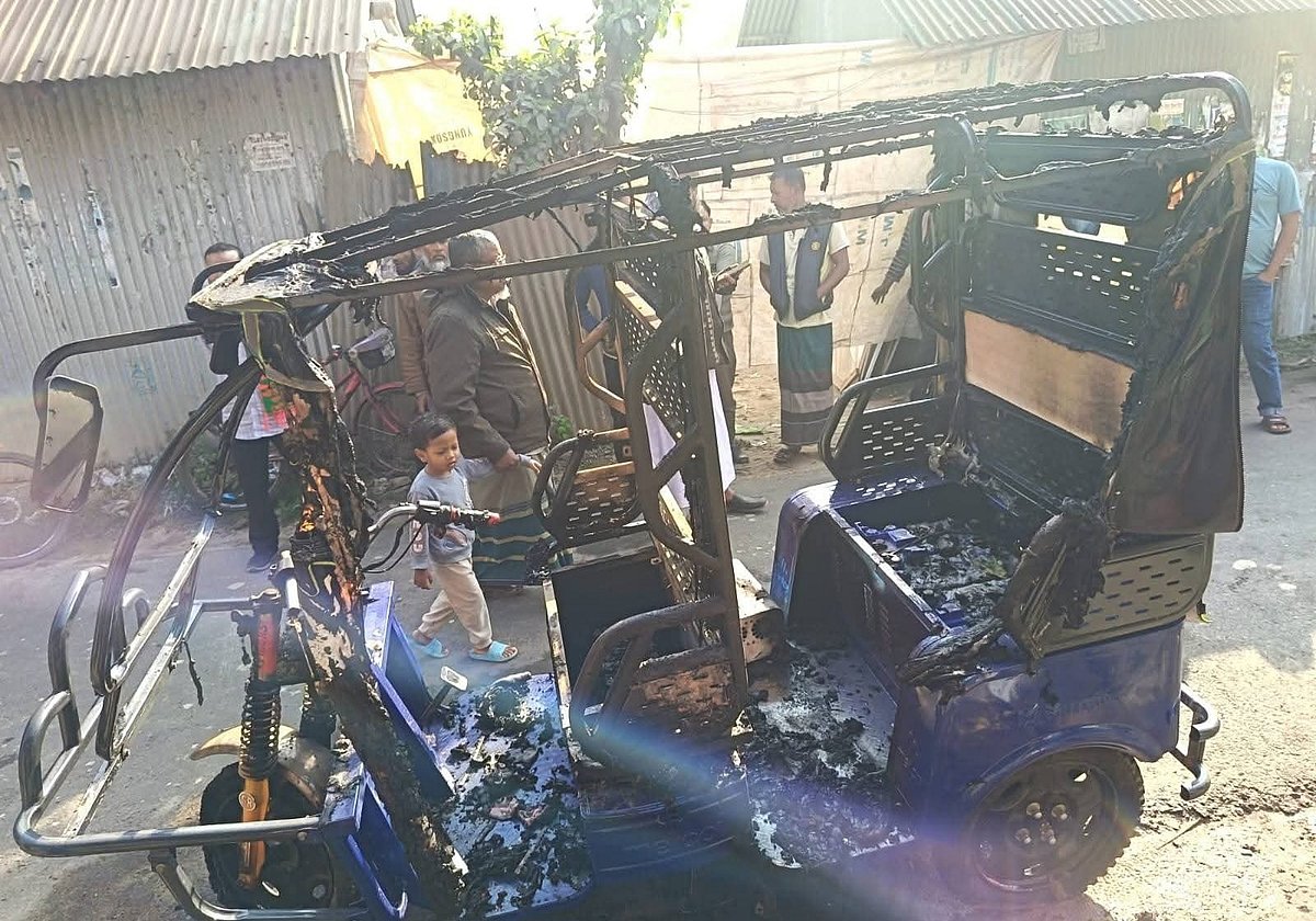 আগুনে পুড়ে যাওয়া অটোরিকশা। আজ সকালে নোয়াখালীর বেগমগঞ্জ উপজেলার রসুলপুর ইউনিয়নের দীনেশগঞ্জ বাজারে