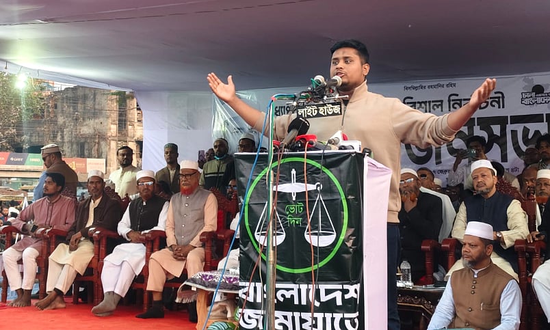 খুলনার ফুলতলায় ১১ দলীয় নির্বাচনী ঐক্যের জনসভায় বক্তব্য দেন হাসনাত আবদুল্লাহ। শনিবার বিকেলে