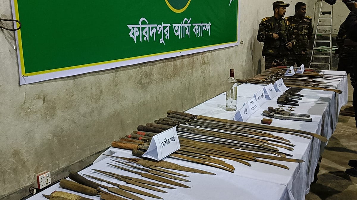 উদ্ধার হওয়া অস্ত্র। আজ শনিবার সন্ধ্যায় ফরিদপুর আর্মি ক্যাম্পে