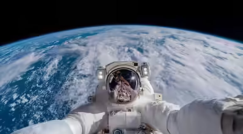 মহাকাশে স্মার্টফোন দিয়ে সেলফিও তোলা যাবে।