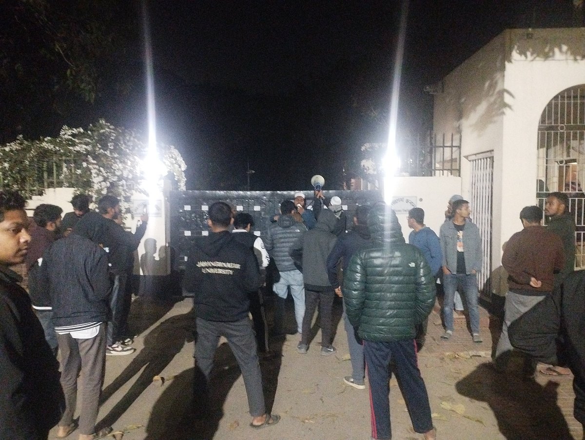 বিশ্ববিদ্যালয়ের উপাচার্য অধ্যাপক মোহাম্মদ কামরুল আহসানের বাসভবনের সামনে একদল শিক্ষার্থী অবস্থান নিয়ে বিক্ষোভ করে। গতকাল শুক্রবার রাতে