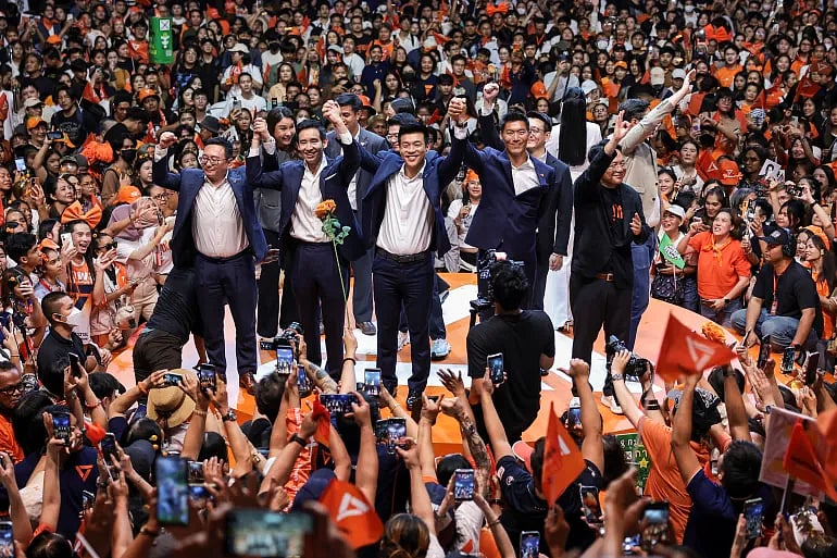 পিপলস পার্টির নেতা ও প্রধানমন্ত্রী পদপ্রার্থী নাথাফং রুয়েংপানিয়াউত, সাবেক ফিউচার ফরওয়ার্ড পার্টির নেতা থানাথর্ন জুয়াংরুংরুয়ংকিট, সাবেক মুভ ফরওয়ার্ড পার্টির নেতা পিতা লিমজারোয়েনরাত এবং দলের অন্যান্য সদস্য ৮ ফেব্রুয়ারির নির্বাচনের আগে আয়োজিত এক বড় সমাবেশে উপস্থিত জনতার উদ্দেশে হাত নেড়ে অভিবাদন জানান। ব্যাংকক, থাইল্যান্ড, ৬ ফেব্রুয়ারি ২০২৬