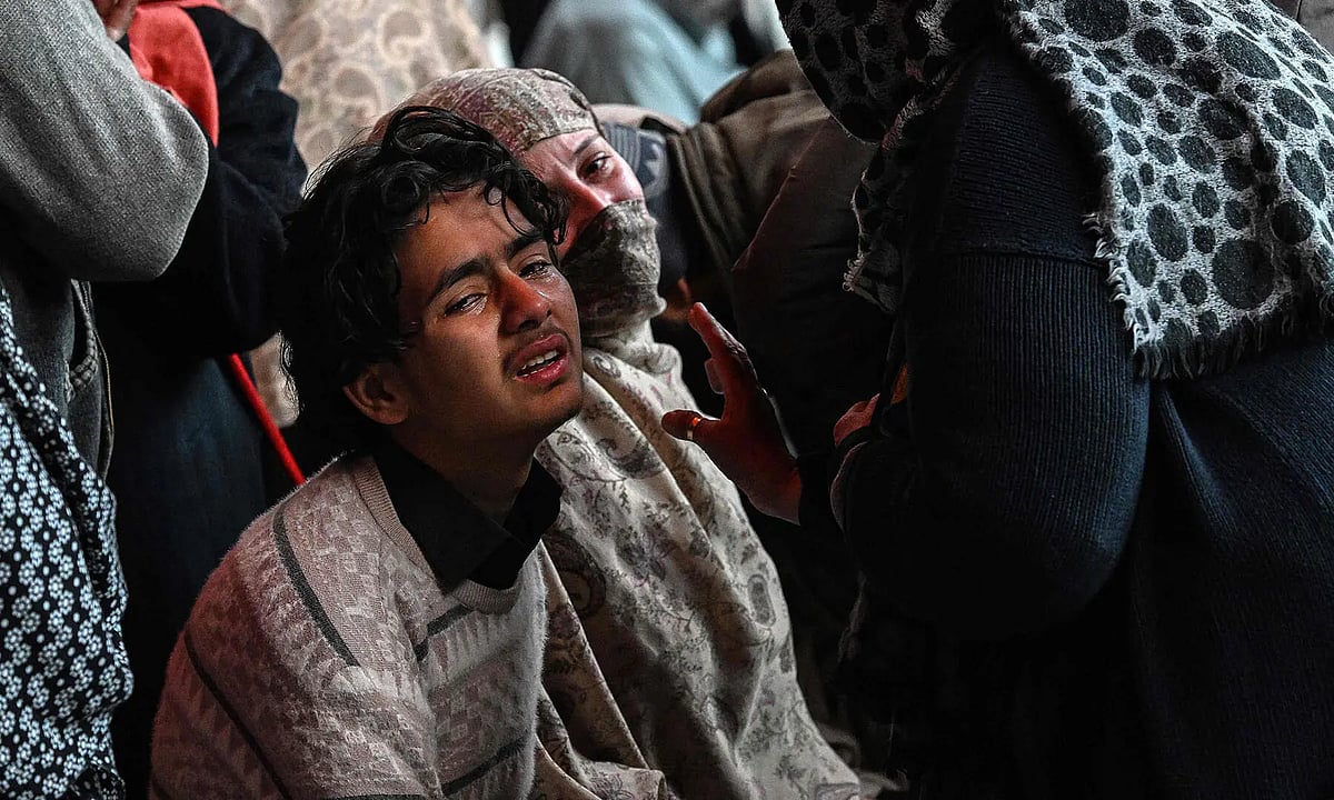 শিয়া মসজিদে আত্মঘাতী বোমা হামলায় স্বজন হারিয়ে কাঁদছেন এক ব্যক্তি। পাকিস্তানের ইসলামাবাদে, ৬ ফেব্রুয়ারি ২০২৬