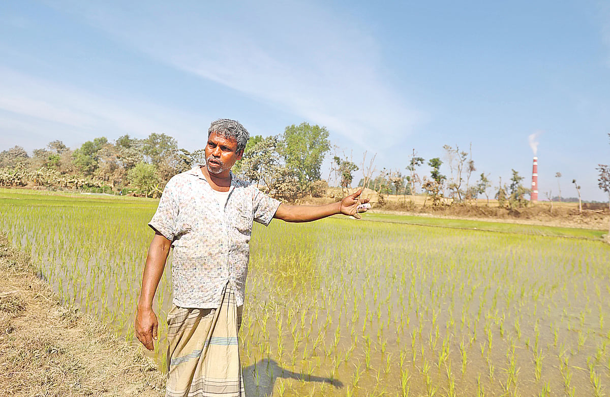 চন্দনাইশের কাঞ্চননগরের আমতল এলাকার বাসিন্দাদের মূল সমস্যা ইটভাটা। ভাটার ধুলায় ঢেকে গেছে আবুল কালামের ফসলি জমি। ১ ফেব্রুয়ারি সকাল সাড়ে ১০টায়