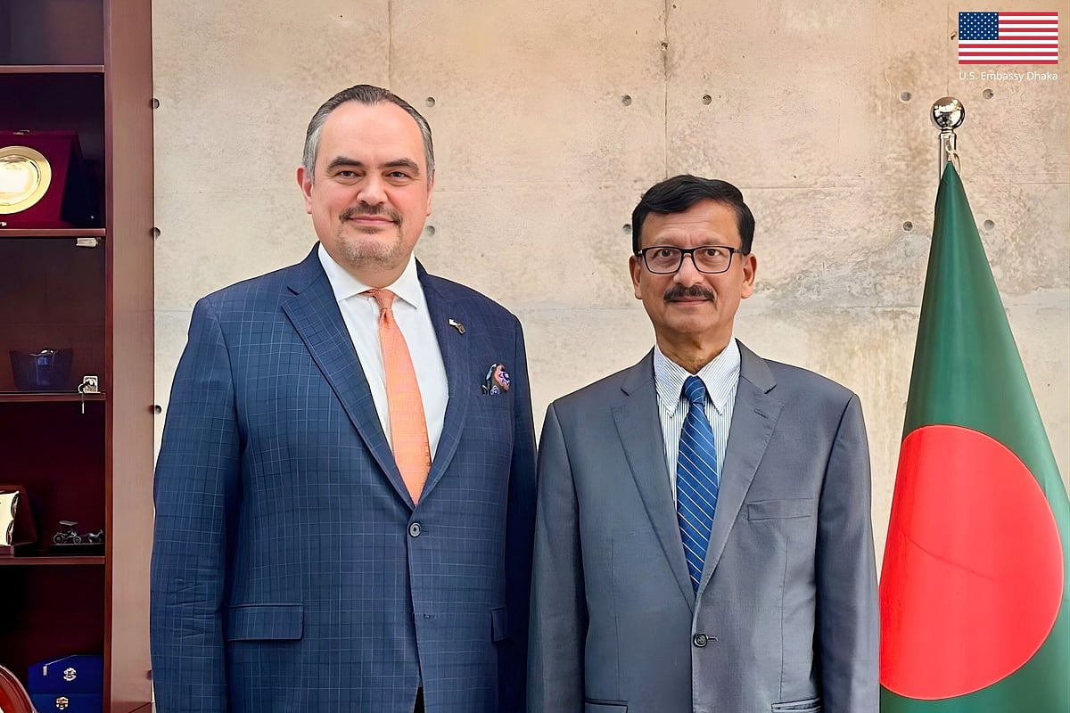 পররাষ্ট্র উপদেষ্টা মো. তৌহিদ হোসেনের সঙ্গে যুক্তরাষ্ট্রের রাষ্ট্রদূত ব্রেন্ট ক্রিস্টেনসেন। রোববার দুপুরে পররাষ্ট্র মন্ত্রণালয়ে