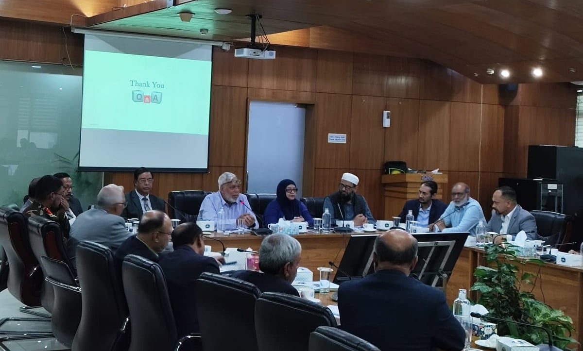 জ্বালানি উপদেষ্টা ফাওজুল কবির খান। আজ রোববার রাজধানীর বিদ্যুৎ ভবনে ‘এনার্জি অ্যান্ড পাওয়ার সেক্টর মাস্টারপ্ল্যান (ইপিএসএমপি-২০২৬)’ নিয়ে অংশীজনদের সঙ্গে মতবিনিময় সভায়