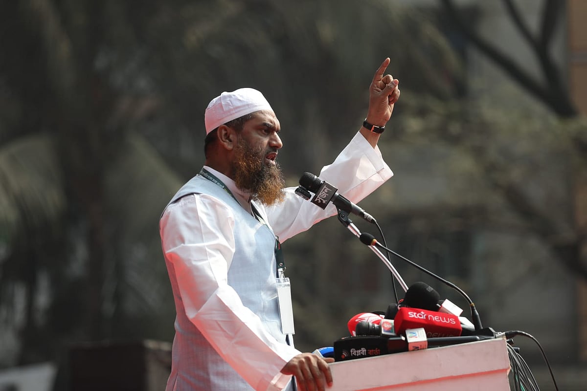 জনসভায় বক্তব্য দিচ্ছেন বাংলাদেশ খেলাফত মজলিসের আমির মামুনুল হক। রাজধানীর মেরুল বাড্ডায় ডিআইটি প্রজেক্ট খেলার মাঠে, ৮ ফেব্রুয়ারি ২০২৬