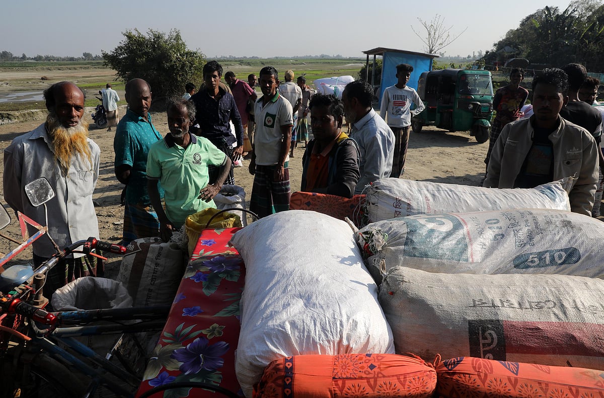যমুনার তীরবর্তী এলাকায় হাইব্রিড জাতের কাঁচা মরিচ বিক্রির হাট বসেছে। গতকাল শনিবার বগুড়ার সোনাতলা উপজেলার মির্জাপুর চরাঞ্চল এলাকায়