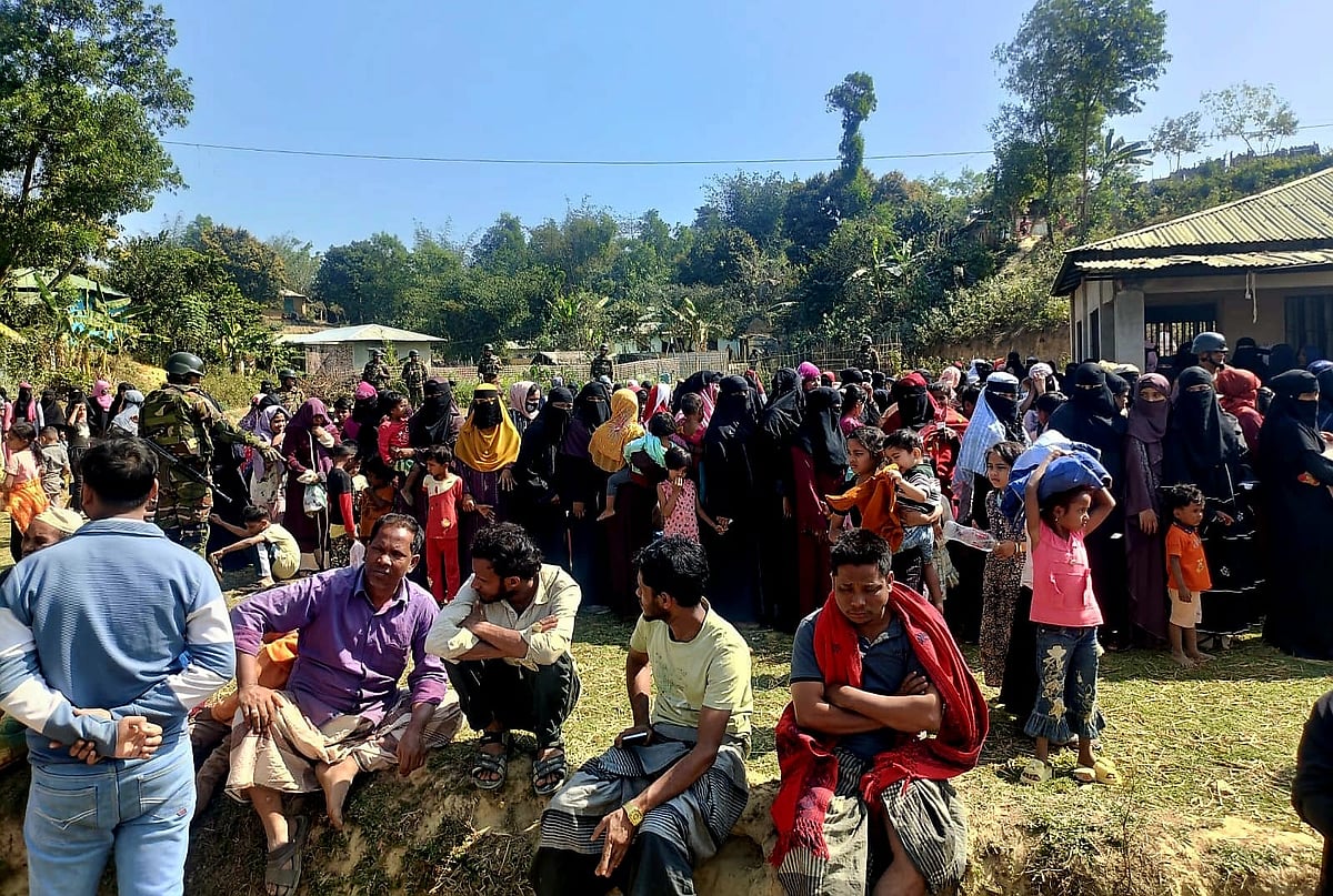 যৌথ বাহিনীর অভিযানে আটক করা হয় এসব রোহিঙ্গাকে। আজ সকালে উখিয়ার পালংখালীতে