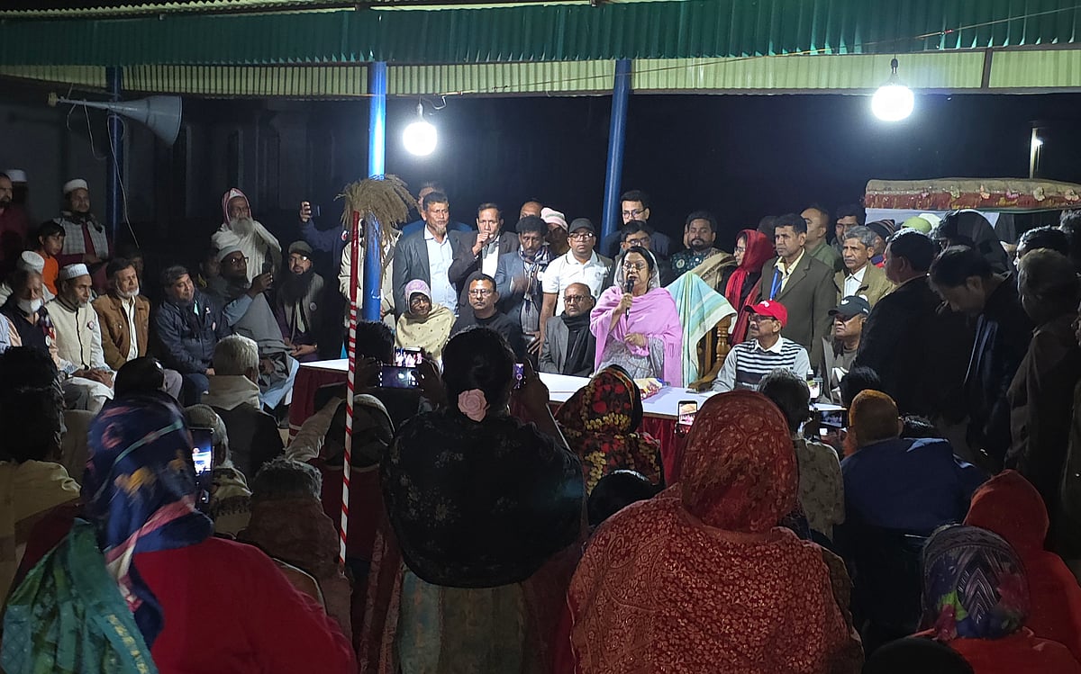 মানিকগঞ্জের সাটুরিয়া উপজেলায় বালিয়াটি জমিদারবাড়ি প্রাঙ্গণে নির্বাচনী পথসভায় বক্তব্য দেন আফরোজা খানম। গতকাল শনিবার রাতে