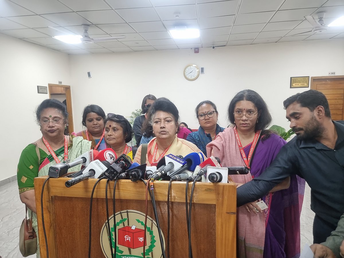 নির্বাচন কমিশনে (ইসি) স্মারকলিপি দেওয়ার পর ১১ সংগঠনের প্রতিনিধিরা সাংবাদিকদের সঙ্গে কথা বলেন। আজ রোববার দুপুরে রাজধানীর আগারগাঁওয়ে নির্বাচন কমিশন ভবনে