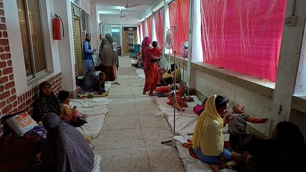 শয্যা সংকুলান না হওয়ায় পঞ্চগড় আধুনিক সদর হাসপাতালের বারান্দার মেঝেতে রেখে চিকিৎসা নিতে হচ্ছে রোগীদের। গতকাল শনিবার বিকেলে তোলা