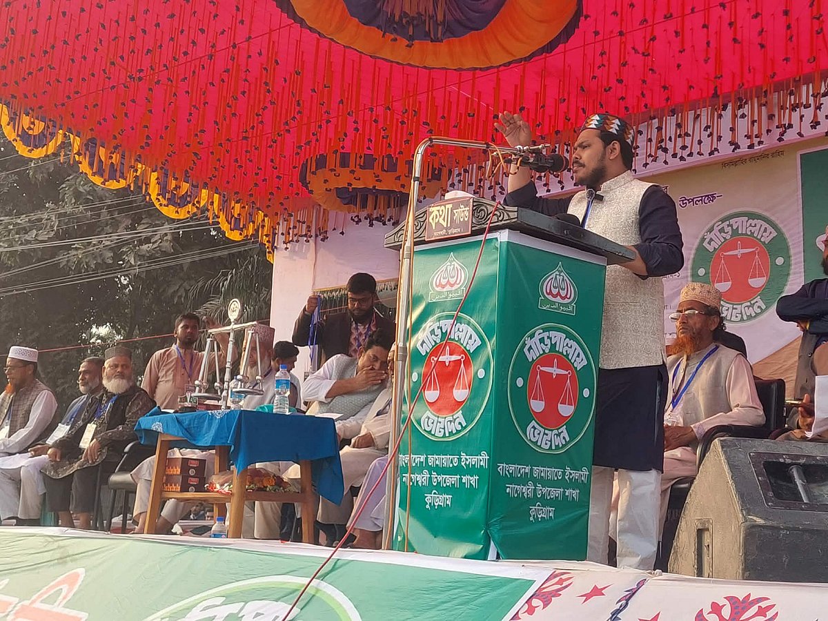 কুড়িগ্রাম-১ আসনে জামায়াত প্রার্থীকে সমর্থন দিয়ে সরে দাঁড়ালেন গণঅধিকার পরিষদের প্রার্থী বিন ইয়ামিন মোল্লা। রোববার বিকেলে নাগেশ্বরী দয়াময়ী পাইলট উচ্চ বিদ্যালয়ের মাঠে