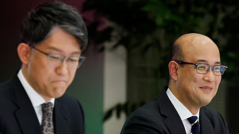 টয়োটার নতুন সিইও হচ্ছেন কেনটা কন (ডানে)। পাশে বর্তমান সিইও কোজি সাতো।