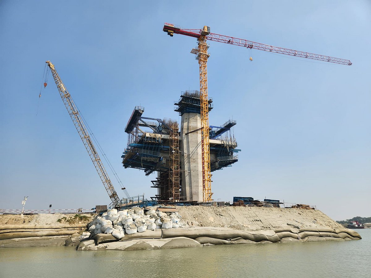 পটুয়াখালীর কলাপাড়া উপজেলার পায়রা বন্দরের পাশে নির্মাণাধীন চার লেনের এক্সট্রাডোজড কেবল সেতুর শাটার ভেঙে নিচে পড়ে যায়