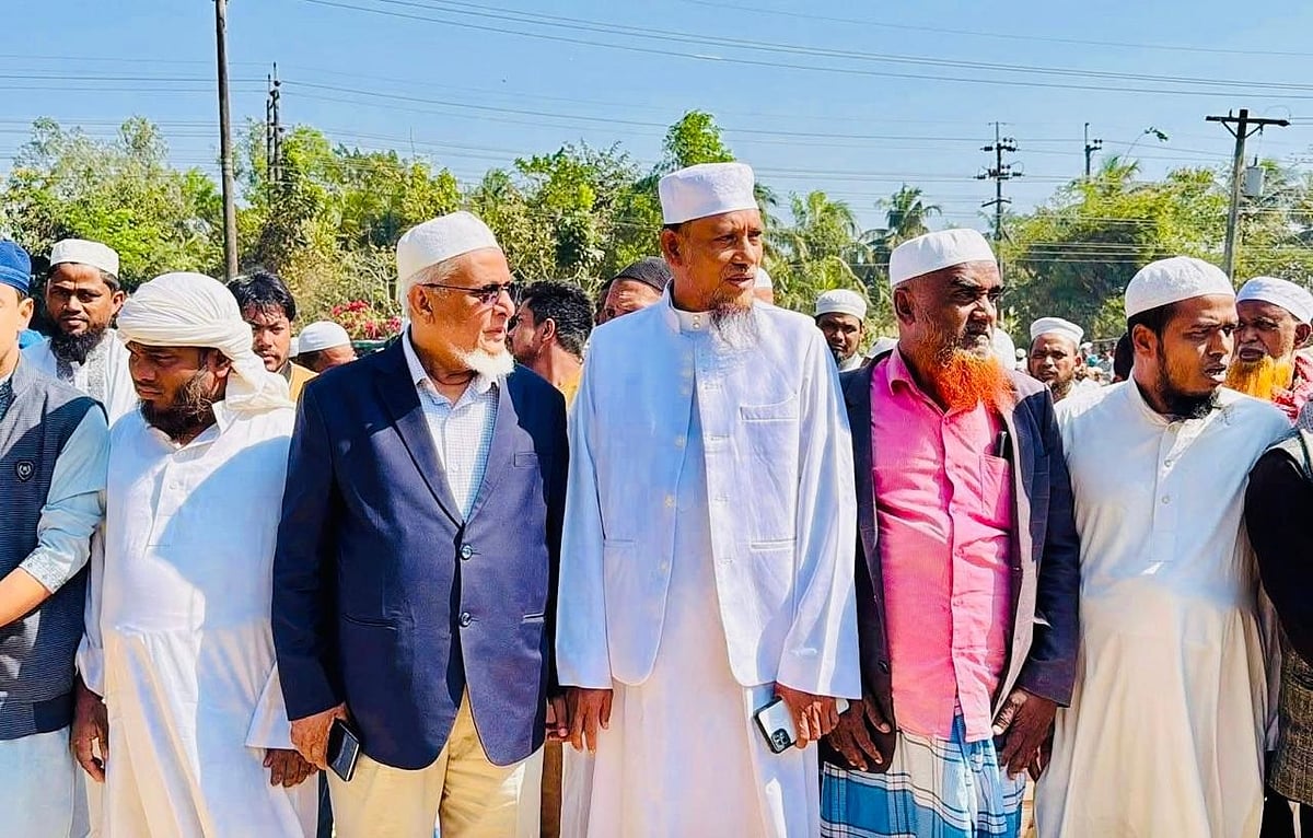 মিয়ানমার থেকে আসা গুলিতে নিহত শিশু হুজাইফার নামাজের জানাজায় কক্সবাজার-৪ আসনের বিএনপি ও জামায়াতের দুই প্রার্থী শাহজাহান চৌধুরী ও নুর আহমদ আনোয়ারী। আজ সকালে