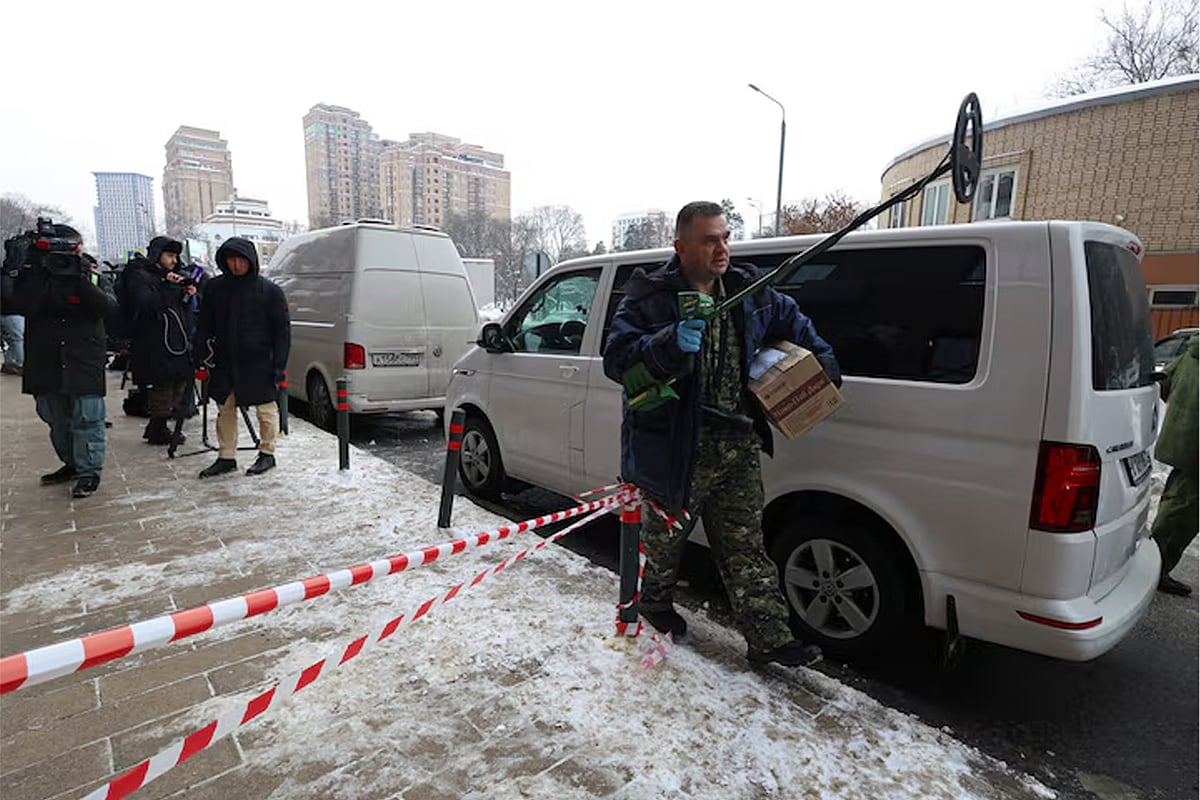 রুশ লেফটেন্যান্ট জেনারেল ভ্লাদিমির আলেক্সেয়েভকে মস্কোর যে ভবনের বাইরে হত্যাচেষ্টার ঘটনা ঘটে, সেটার বাইরে তদন্তকাজে এক কর্মকর্তা। ৬ ফেব্রুয়ারি ২০২৬