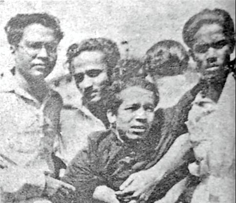 আহত ছাত্রনেতা বায়তুল্লাহ (মাঝে) সচিবালয়ের সামনে, ১১ মার্চ ১৯৪৮