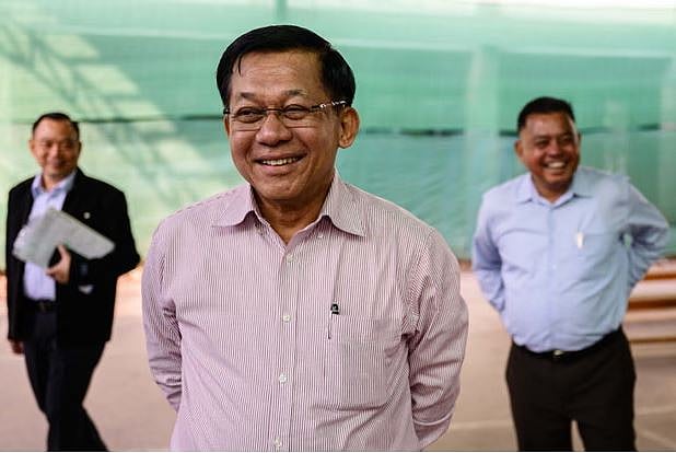 মিয়ানমারে জাতীয় নির্বাচনের সময় একটি কেন্দ্র ঘুরে দেখছেন দেশটির জান্তা সরকারের প্রধান মিন অং হ্লাইং