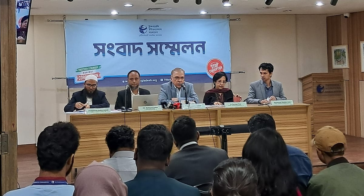 রাজধানীর ধানমন্ডিতে টিআইবির কার্যালয়ে এক সংবাদ সম্মেলনে নির্বাহী পরিচালক ইফতেখারুজ্জামান