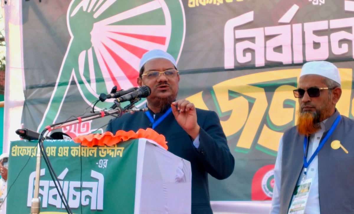 নির্বাচনী জনসভায় প্রধান অতিথির বক্তব্য দেন ইসলামী আন্দোলন বাংলাদেশের আমির মুফতি সৈয়দ মুহাম্মাদ রেজাউল করীম। আজ রোববার বিকেলে ভোলার চরফ্যাশন উপজেলার টি.বি. স্কুলের মাঠে