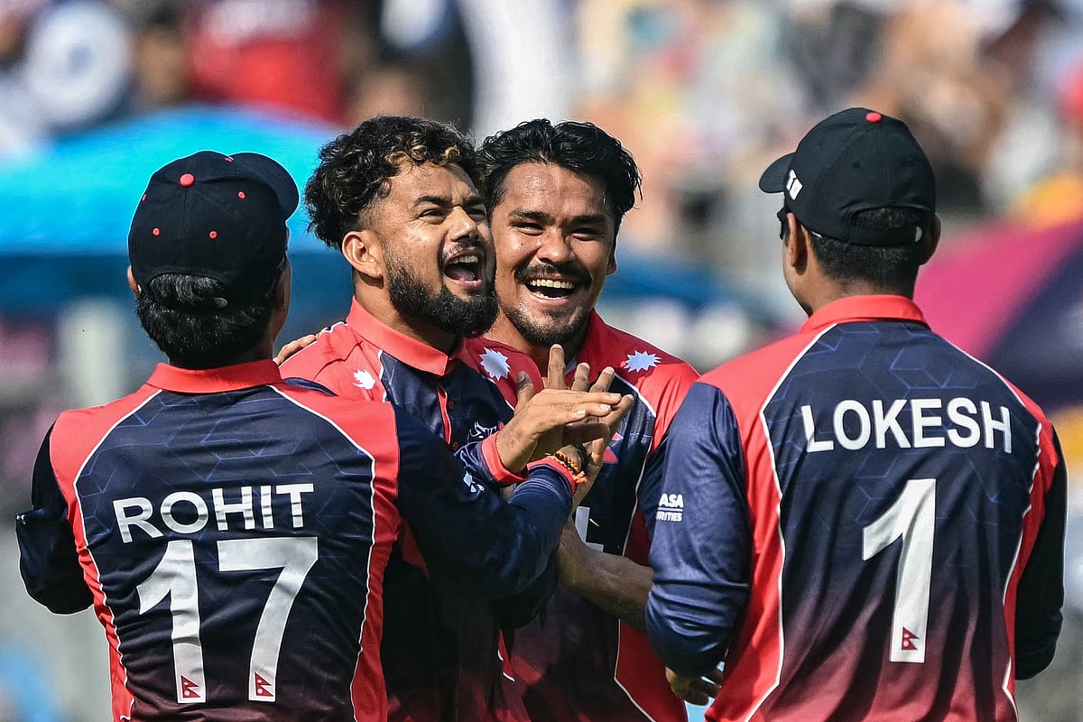 টি–টোয়েন্টি অভিষেকে প্রথম বলেই উইকেট পেয়েছেন নেপালের শের মাল্লা (বাঁ থেকে দ্বিতীয়)