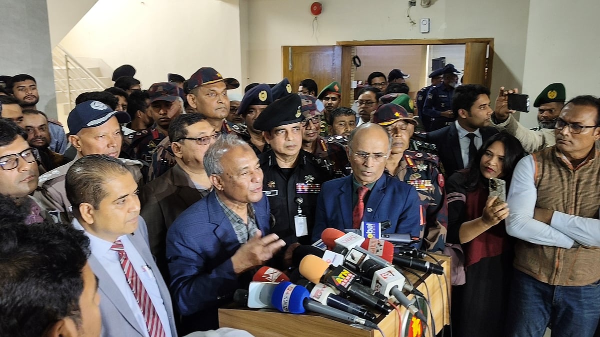 মতবিনিময় সভা শেষে সাংবাদিকদের সঙ্গে কথা বলেন স্বরাষ্ট্র উপদেষ্টা লেফটেন্যান্ট জেনারেল (অব.) মো. জাহাঙ্গীর আলম চৌধুরী। আজ রোববার দুপুরে রংপুর বিভাগীয় কমিশনারের কার্যালয়ে