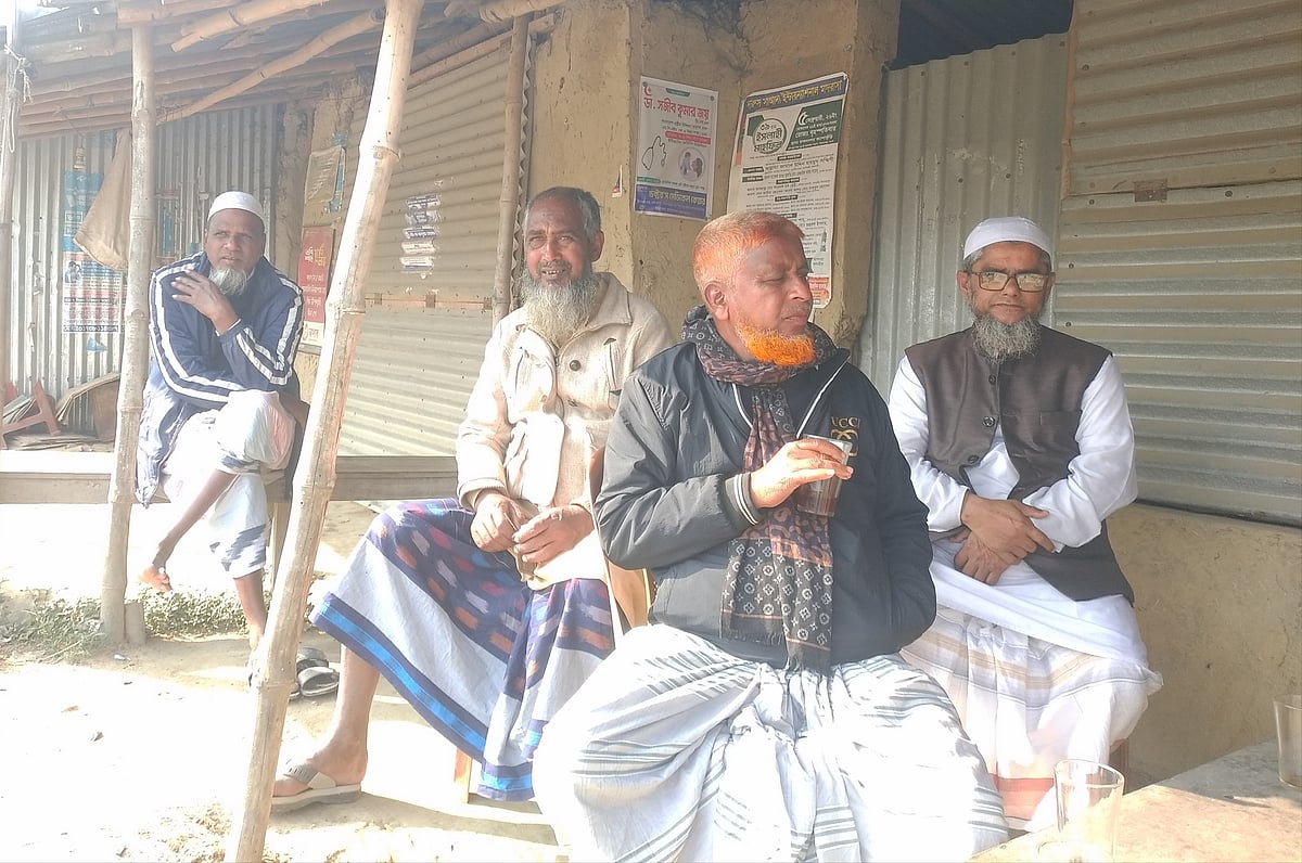 নওগাঁর পত্নীতলা উপজেলার পত্নীতলা বাজারে চায়ের দোকানে নির্বাচনী আড্ডা। গতকাল শনিবার সকালে