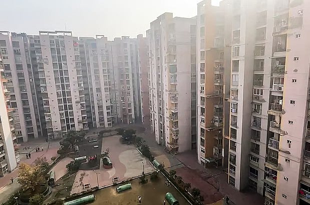 দিল্লির উপকণ্ঠে গাজিয়াবাদের এ আবাসিক এলাকার একটি ভবনের নয়তলা থেকে তিন বোন লাফিয়ে পড়ে মারা যায়। ৪ ফেব্রুয়ারি ২০২৬, নয়াদিল্লি