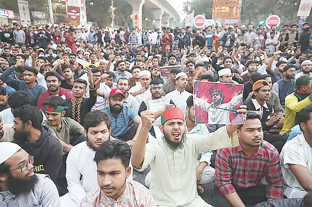 শরিফ ওসমান হাদির ছবি হাতে শাহবাগে ইনকিলাব মঞ্চের নেতা–কর্মীদের অবস্থান