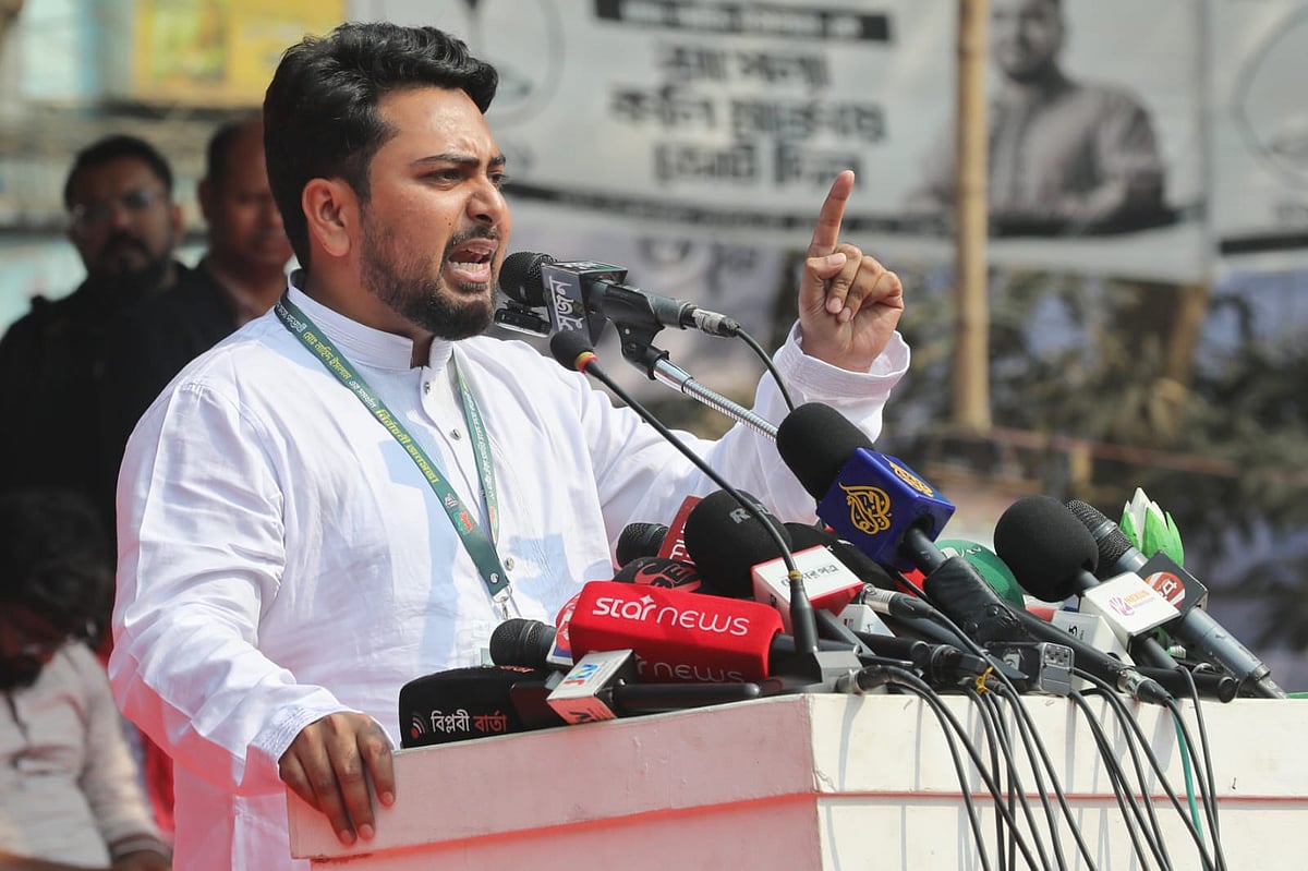 নাহিদ ইসলাম। আজ রোববার ঢাকার মেরুল বাড্ডার ডিআইটি প্রজেক্ট খেলার মাঠে এনসিপি–মনোনীত এবং ১১–দলীয় নির্বাচনী ঐক্য–সমর্থিত প্রার্থী নাহিদ ইসলামের নির্বাচনী জনসভায়