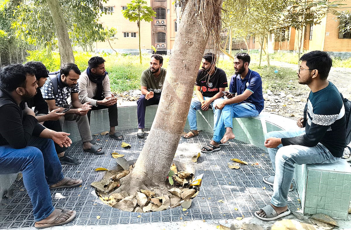 শিক্ষার্থীদের আড্ডায় নির্বাচন নিয়ে আলোচনা হচ্ছে। আজ রোববার দুপুরে বরিশাল বিশ্ববিদ্যালয়ের শেরে বাংলা ও বিজয় ২৪ হলের পাশে চায়ের দোকানের সামনে