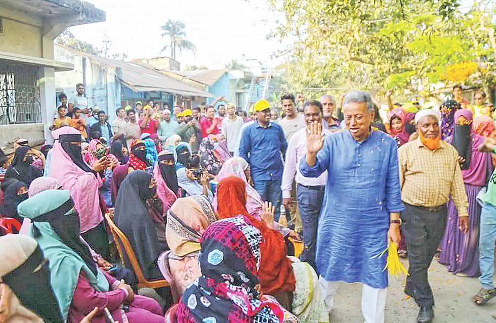চট্টগ্রাম–১১ আসনে বিএনপির প্রার্থী আমীর খসরু মাহমুদ চৌধুরীর গণসংযোগ। গতকাল দক্ষিণ পতেঙ্গার নাজিরপাড়ায়