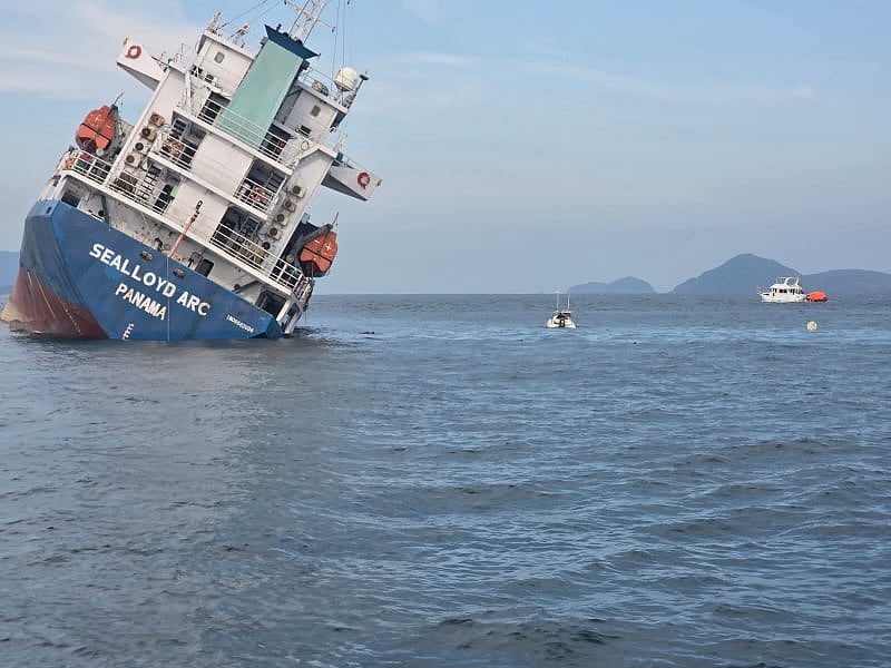 মালয়েশিয়া থেকে কনটেইনার নিয়ে চট্টগ্রাম বন্দরে আসার পথে থাইল্যান্ড উপকূলে পানামা পতাকাবাহী জাহাজটি ডুবে গেছে