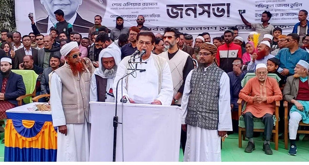 খুলনার ডুমুরিয়া উপজেলা স্বাধীনতা চত্বরে বক্তব্য রাখছেন খুলনা–৫ আসনে বিএনপির প্রার্থী মোহাম্মদ আলী আসগার। সোমবার বিকেলে