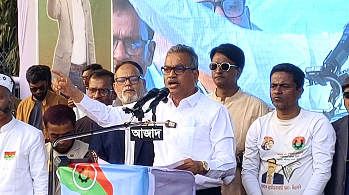 চাঁপাইনবাবগঞ্জ শহরের হরিমোহন সরকারি উচ্চবিদ্যালয় মাঠে জনসভায় বক্তব্য দেন বিএনপির প্রার্থী হারুনুর রশীদ। সোমবার বিকেলে