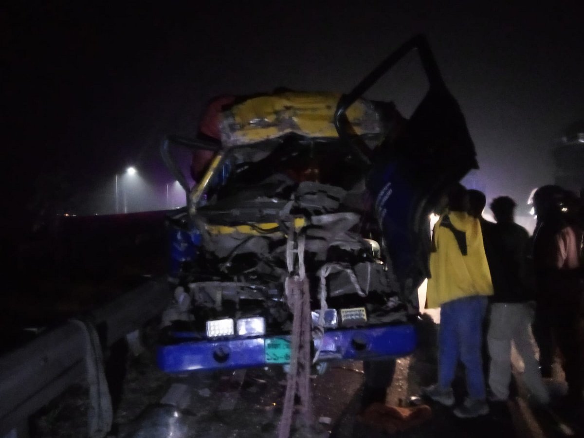 ঢাকা-ভাঙ্গা এক্সপ্রেসওয়েতে মালবোঝাই একটি পিকআপ নিয়ন্ত্রণ হারিয়ে অন্য একটি গাড়ির পেছনে ধাক্কা দেয়ে। এতে পিকআপের সামনের অংশ দুমড়েমুচড়ে যায়। গতকাল রোববার রাতে