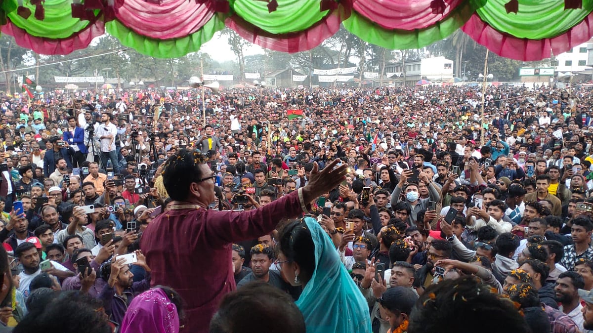 কলারোয়া সরকারি হাইস্কুল ফুটবল মাঠে আজ সোমবার সন্ধ্যায় জনসভায় বক্তব্য দেন বিএনপির প্রার্থী হাবিবুল ইসলাম