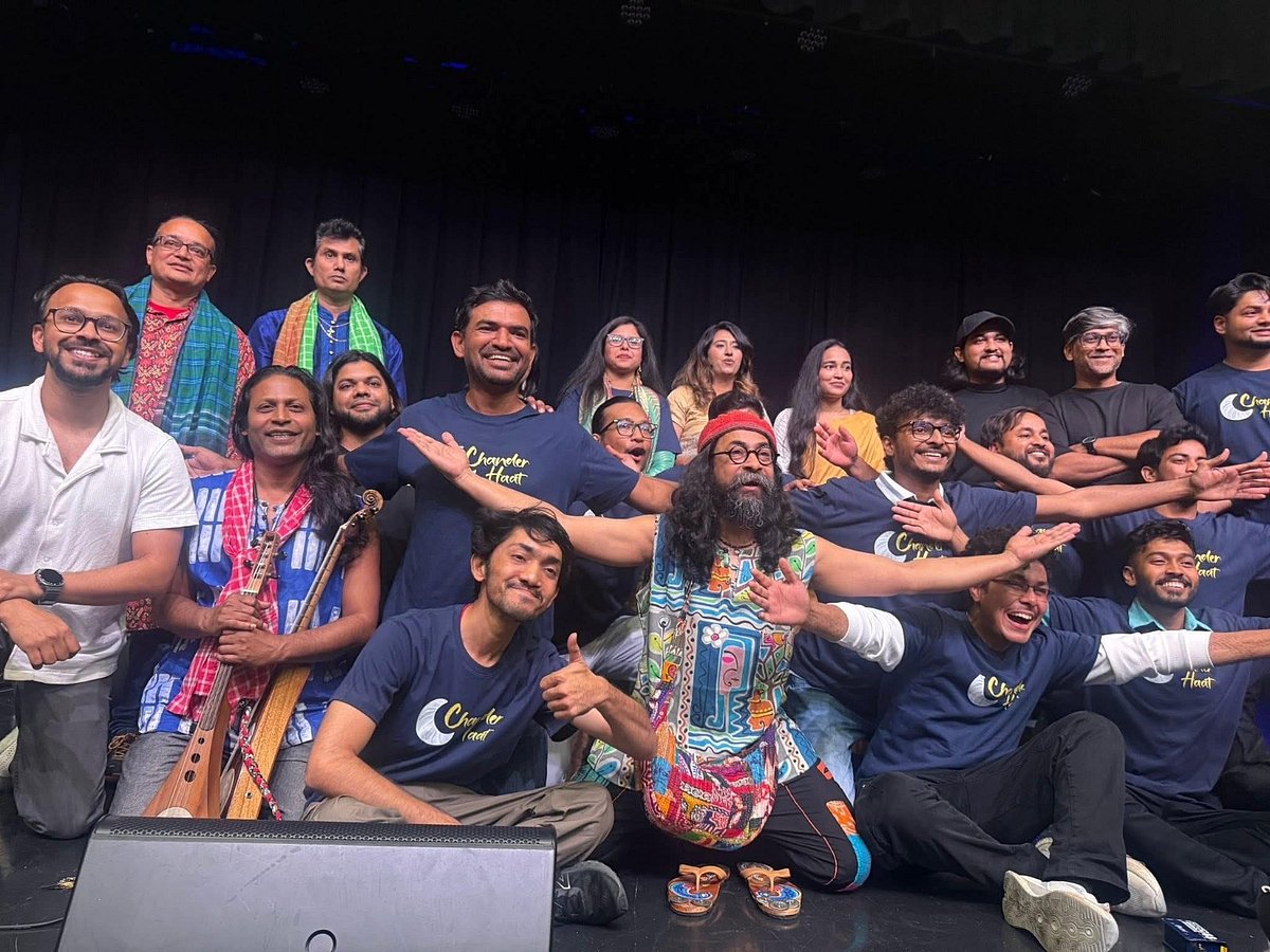 অনুষ্ঠানের মঞ্চে জলের গানের সঙ্গে দর্শক, আয়োজকেরা। ছবি: প্রথম আলো