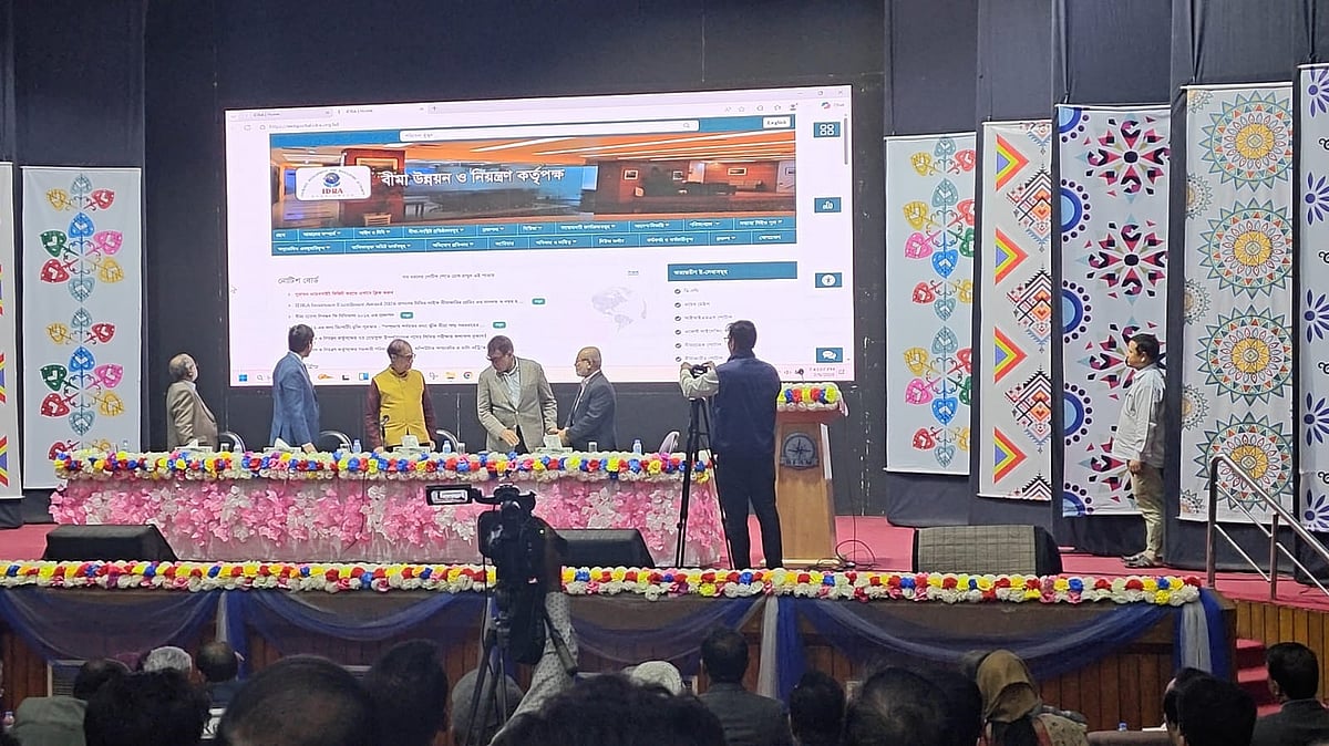 আজ সোমবার ঢাকার বিয়াম ফাউন্ডেশন মিলনায়তনে আইডিআরএর নতুন ওয়েবসাইট ও ডিজিটাল বিমা ম্যানুয়াল উন্মোচন অনুষ্ঠানে প্রধান অতিথি ছিলেন গভর্নর আহসান এইচ মনসুর