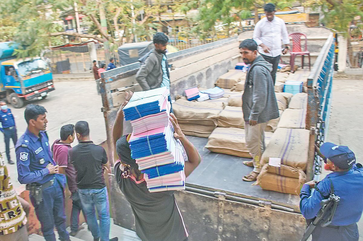 জেলার বিভিন্ন স্থানে পাঠানো হচ্ছে নির্বাচনী সরঞ্জাম। গতকাল বিকেল চারটায় চট্টগ্রাম নগরের কাজীর দেউড়ি এলাকায়