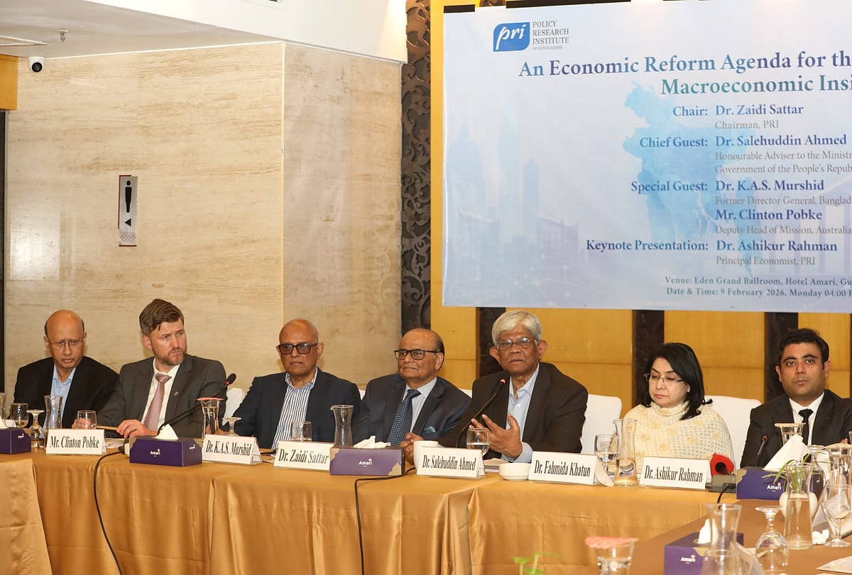 গবেষণাপ্রতিষ্ঠান পলিসি রিসার্চ ইনস্টিটিউট (পিআরআই) আয়োজিত ‘নির্বাচিত সরকারের জন্য অর্থনৈতিক সংস্কারের এজেন্ডা’ শীর্ষক সেমিনারে প্রধান অতিথি অর্থ উপদেষ্টা সালেহউদ্দিন আহমেদসহ অতিথিরা। গতকাল ঢাকার গুলশানের একটি হোটেলে
