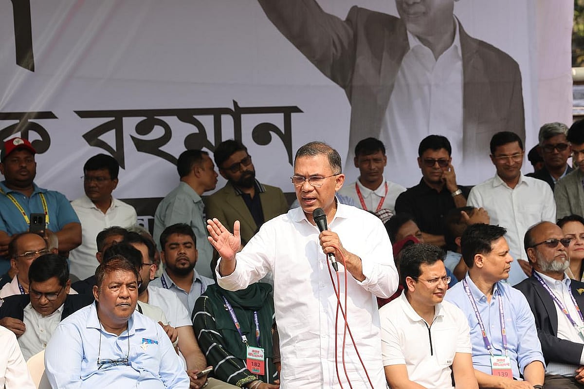 রাজধানীর বনানী বাজারসংলগ্ন মাঠে আয়োজিত ঢাকা-১৭ আসনের নির্বাচনী জনসভায় বক্তব্য দিচ্ছেন বিএনপির চেয়ারম্যান তারেক রহমান। আজ সোমবার দুপুরে