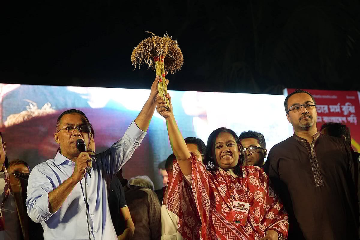 ঢাকা-১৪ আসনে বিএনপির প্রার্থী সানজিদা ইসলামের সমর্থনে আয়োজিত নির্বাচনী সমাবেশে বিএনপির চেয়ারম্যান তারেক রহমান। আজ রোববার বিকেলে মিরপুরের ন্যাশনাল বাংলা উচ্চবিদ্যালয়ের মাঠে