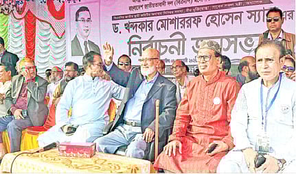 সমর্থকদের উদ্দেশে হাত নাড়ছেন কুমিল্লা-১ আসনে বিএনপির প্রার্থী খন্দকার মোশাররফ হোসেন। রোববার কুমিল্লার মেঘনায়