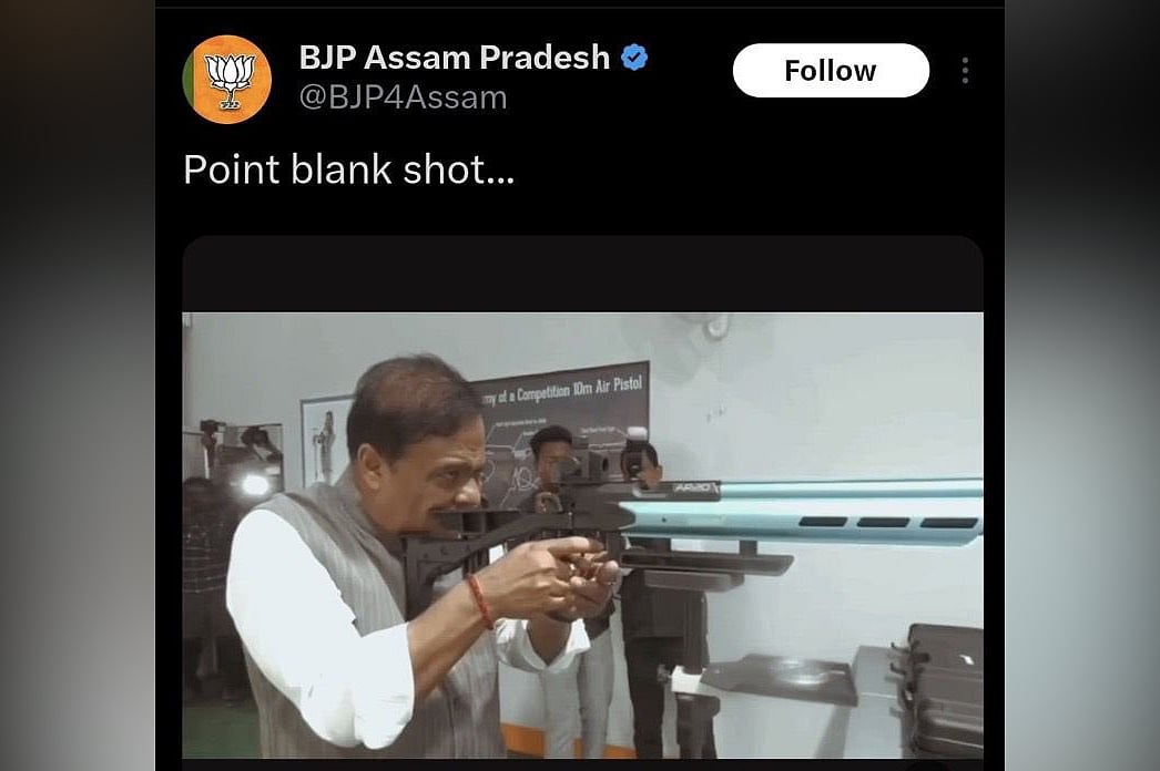 টুপি পরা দুই ব্যক্তির ছবির দিকে রাইফেল তাক করেছেন আসামের উগ্রপন্থী মুখ্যমন্ত্রী হিমন্ত বিশ্বশর্মা। তিনি প্রায়ই মুসলিম ও বাংলাদেশবিরোধী বক্তব্য দিয়ে বিতর্ক সৃষ্টি করেন। ভিডিও থেকে নেওয়া স্থিরচিত্র