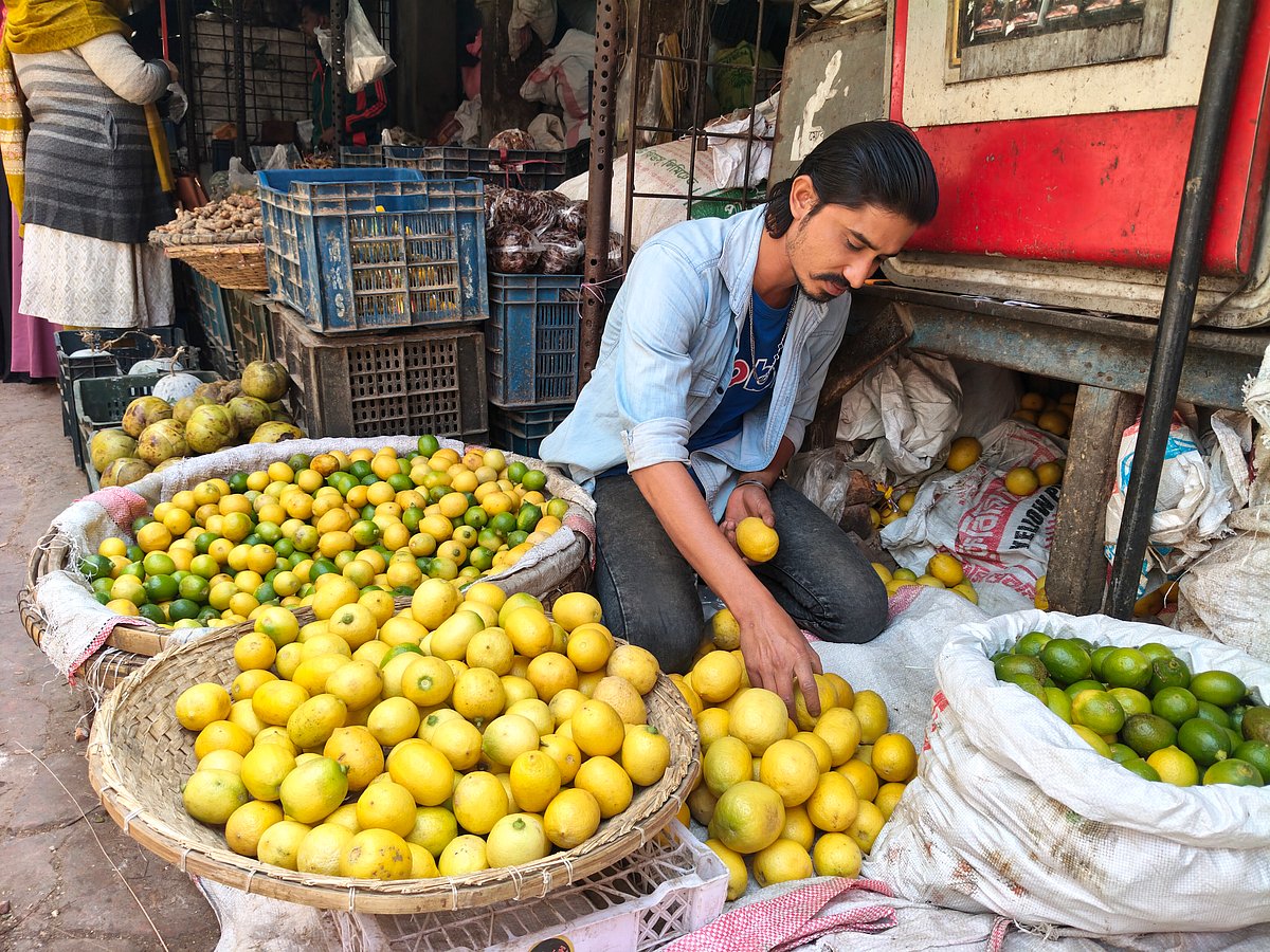 রাজশাহী নগরের সাহেববাজার মাস্টারপাড়া কাঁচাবাজারে রোববার লেবুর ডালা নিয়ে বসেছেন বিক্রেতারা